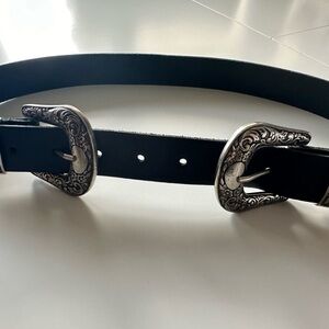 Black Western double buckle belt.